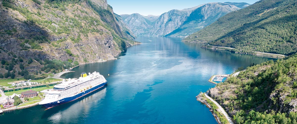 Spirit of Discovery sailing towards Flåm